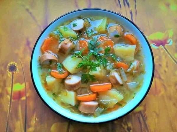 Zupa ogórkowa z parówkami Zupa ogórkowa z parówkami