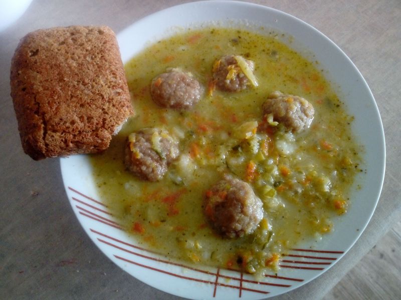 Zupa ogórkowa z pulpecikami