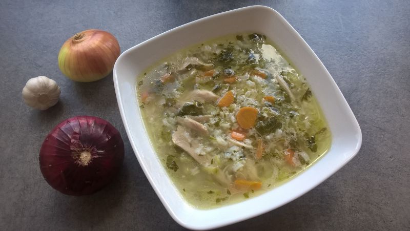 Zupa ogórkowa z ryżem i kurczakiem