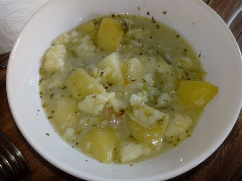 Zupa ogórkowa z zacierkami