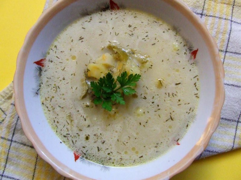 Zupa ogórkowa z ziemniakami Zupa ogórkowa z ziemniakami