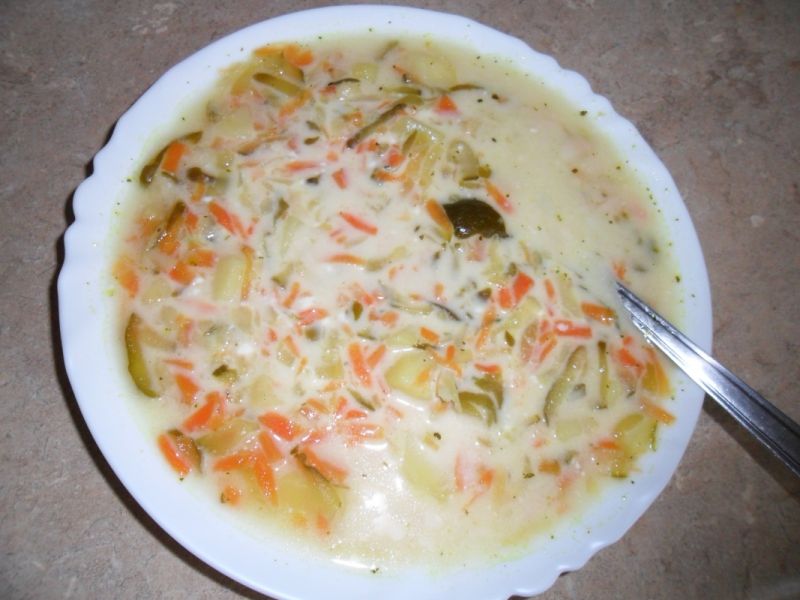 Zupa ogórkowa z ziemniakami  Zupa ogórkowa z ziemniakami