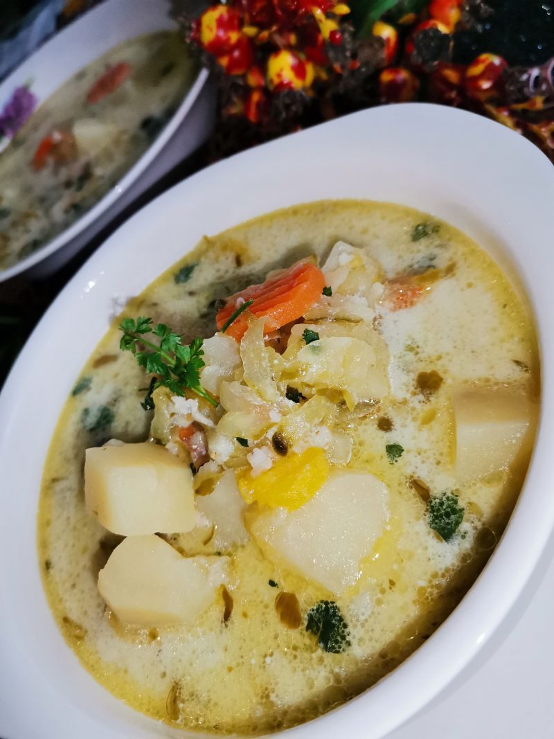 Zupa ogórkowa z ziemniakami i kaszą jęczmienną Zupa ogórkowa z ziemniakami i kaszą jęczmienną