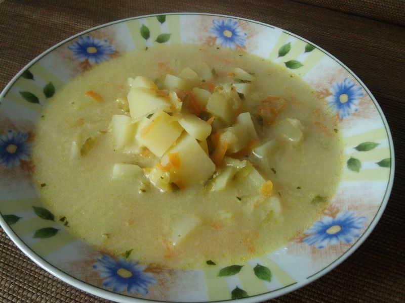 Zupa ogórkowa z ziemniakami i serkiem Zupa ogórkowa z ziemniakami i serkiem