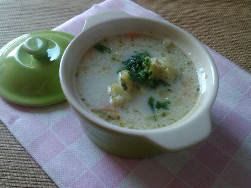 Zupa ogórkowo-brokułowa Zupa ogórkowo-brokułowa