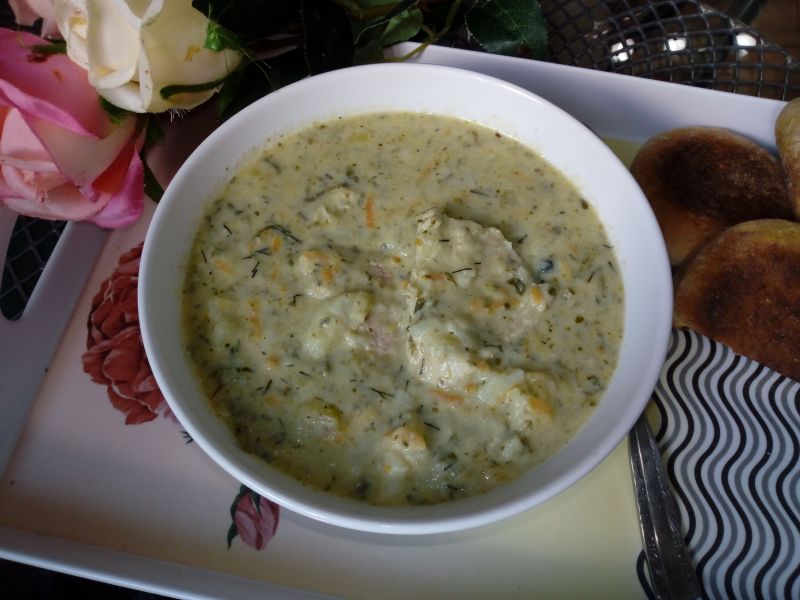 Zupa ogórkowo-szpinakowa z kaszą manną i serkiem Zupa ogórkowo-szpinakowa z kaszą manną i serkiem
