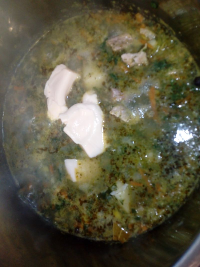Zupa ogórkowo-szpinakowa z kaszą manną i serkiem