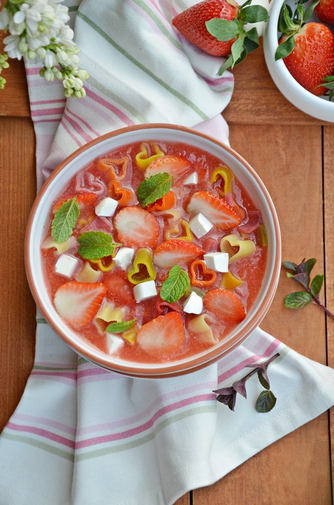 Zupa owocowa z makaronem i serkiem Tartare Zupa owocowa z makaronem i serkiem Tartare