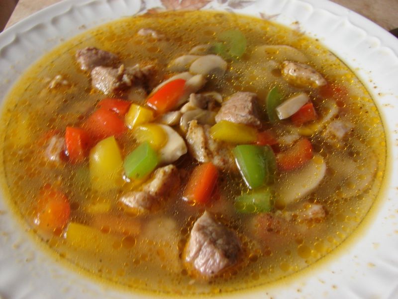 Zupa paprykowa z mięsem