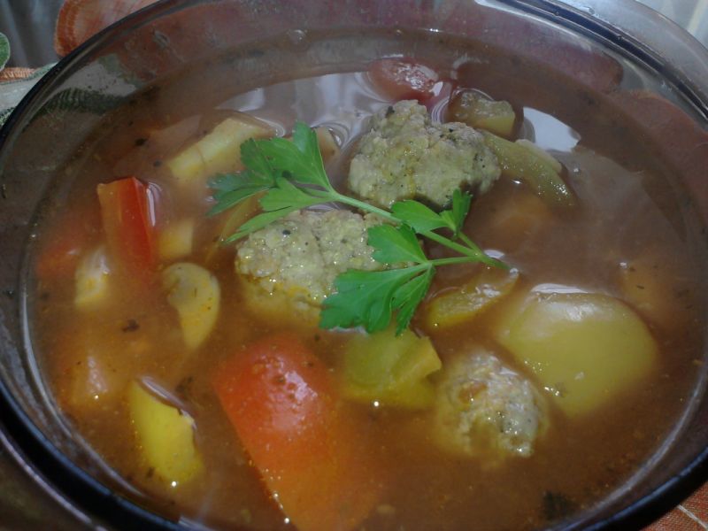 Zupa paprykowa z pieczarkami i pulpetami Zupa paprykowa z pieczarkami i pulpetami