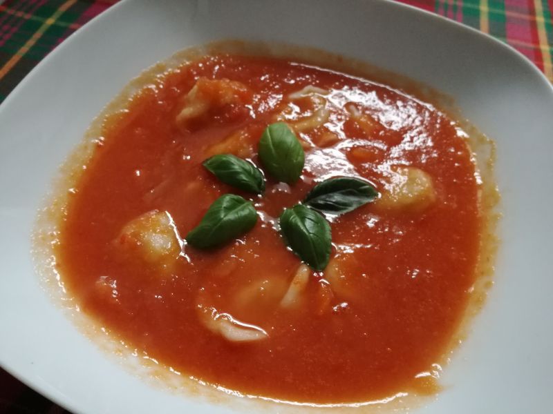 Zupa paprykowo-pomidorowa z miesnymi uszkami