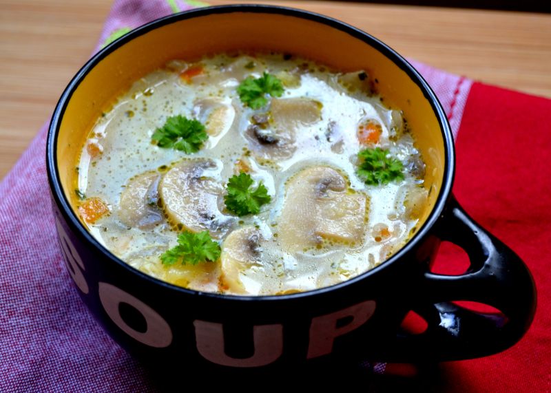 Zupa pieczarkowa na rosole z kaczki