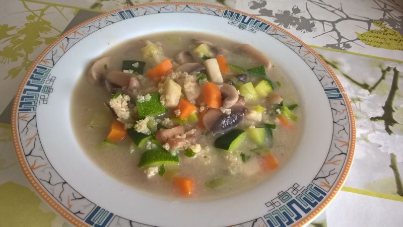 Zupa pieczarkowa z cukinią i kaszą jaglaną Zupa pieczarkowa z cukinią i kaszą jaglaną