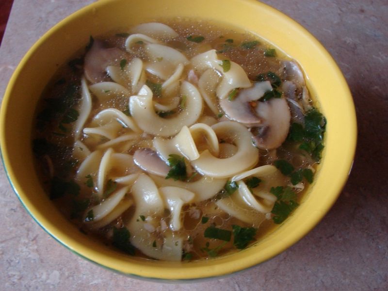 Zupa pieczarkowa z grubym makaronem Zupa pieczarkowa z grubym makaronem