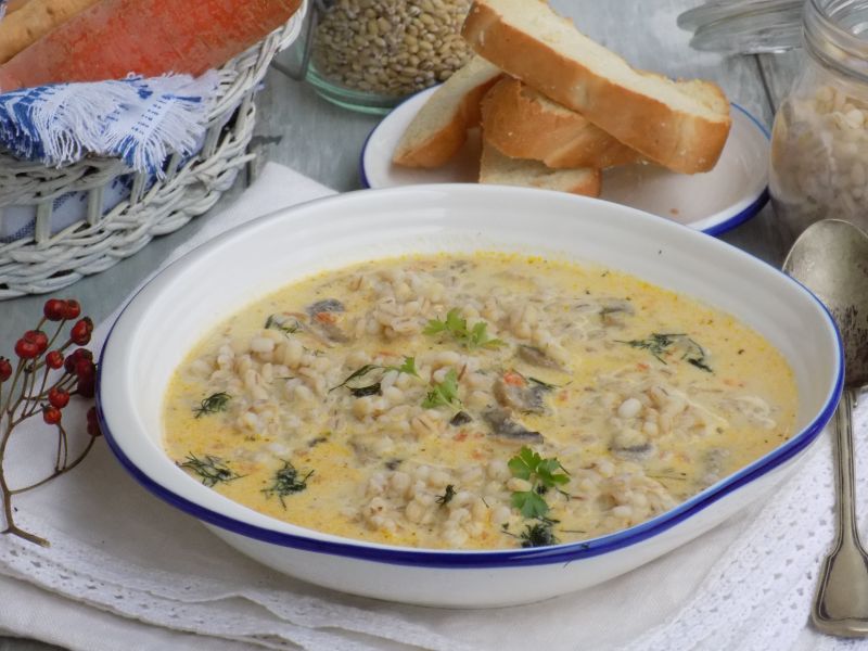 Zupa pieczarkowa z kaszą pęczak