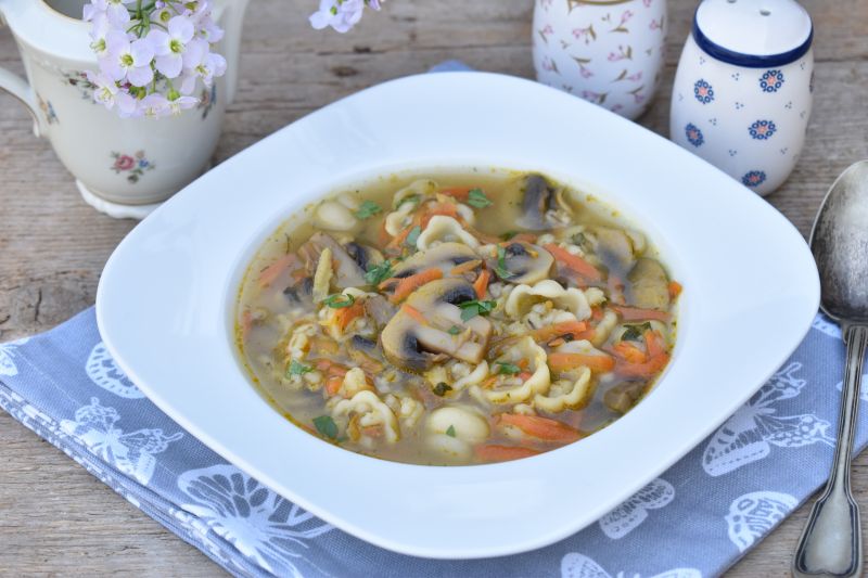 Zupa pieczarkowa z kaszą pęczak i makaronem Zupa pieczarkowa z kaszą pęczak i makaronem