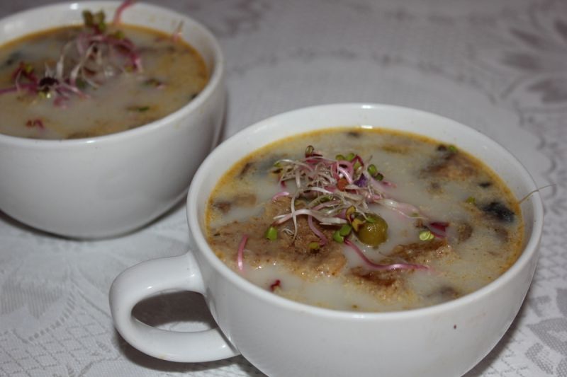 Zupa pieczarkowa z kiełkami 