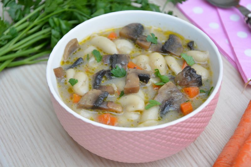 Zupa pieczarkowa z makaronem na rosole