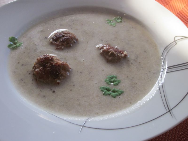 Zupa pieczarkowa z mięsnymi pulpecikami Zupa pieczarkowa z mięsnymi pulpecikami