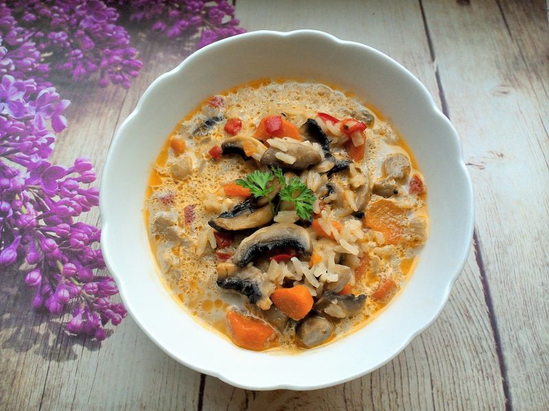 Zupa pieczarkowa z ryżem i papryką  Zupa pieczarkowa z ryżem i papryką