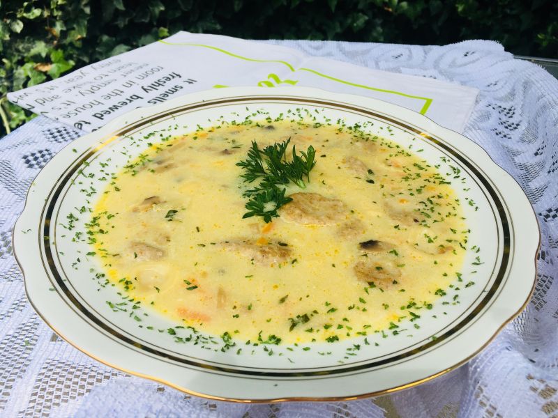 Zupa pieczarkowo - serowa z żytnimi kluskami 