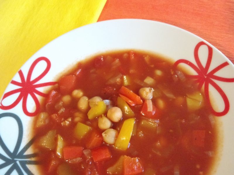 Zupa pomidorowa z ciecierzycą