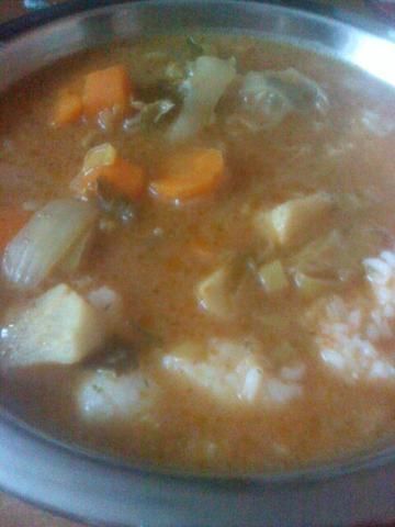 Zupa pomidorowa z dużą ilością warzyw 