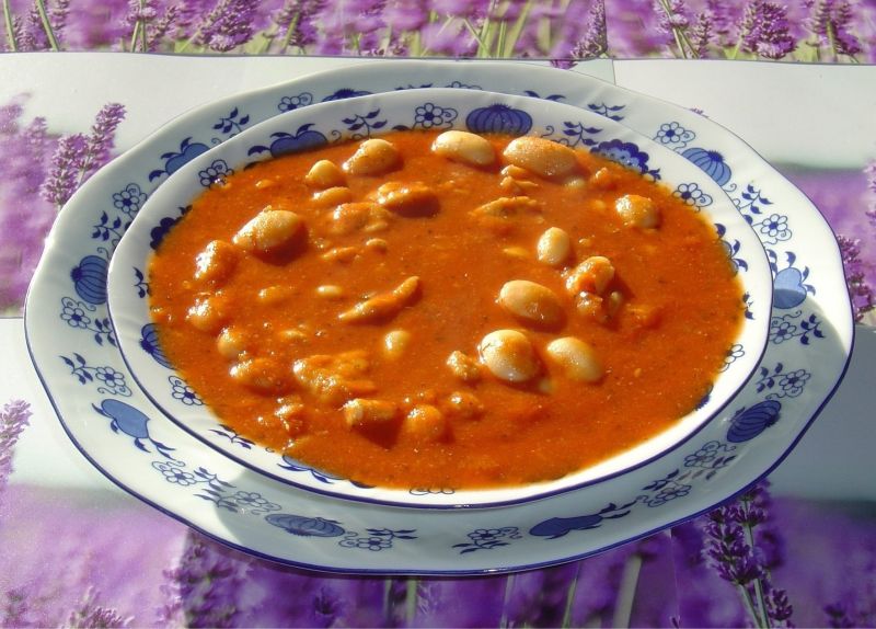 Zupa pomidorowa z fasolą i mięsem drobiowym