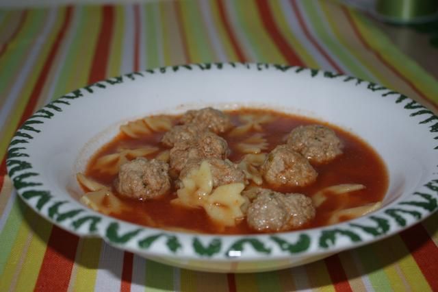 Zupa pomidorowa z makaronem i klopsikami Zupa pomidorowa z makaronem i klopsikami