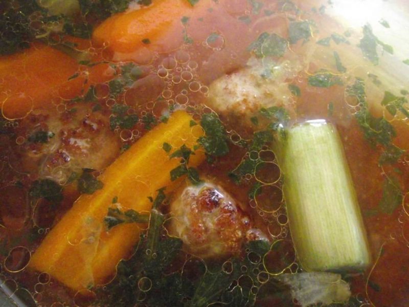 Zupa pomidorowa z makaronem i mięsnymi kulkami 