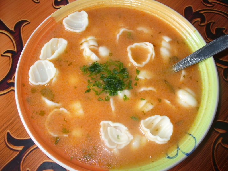 Zupa pomidorowa z makaronem  muszelki