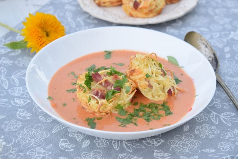 Zupa pomidorowa z makaronowymi koszyczkami