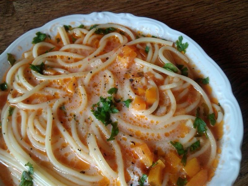 Zupa pomidorowa z natką pietruszki - zabielana  Zupa pomidorowa z natką pietruszki - zabielana