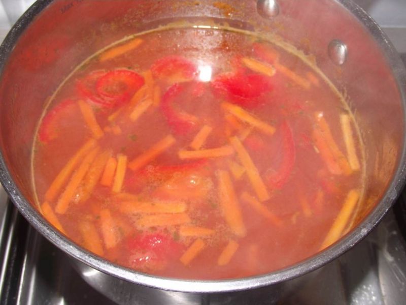 Zupa pomidorowa z papryką i kiełkami bambusa  