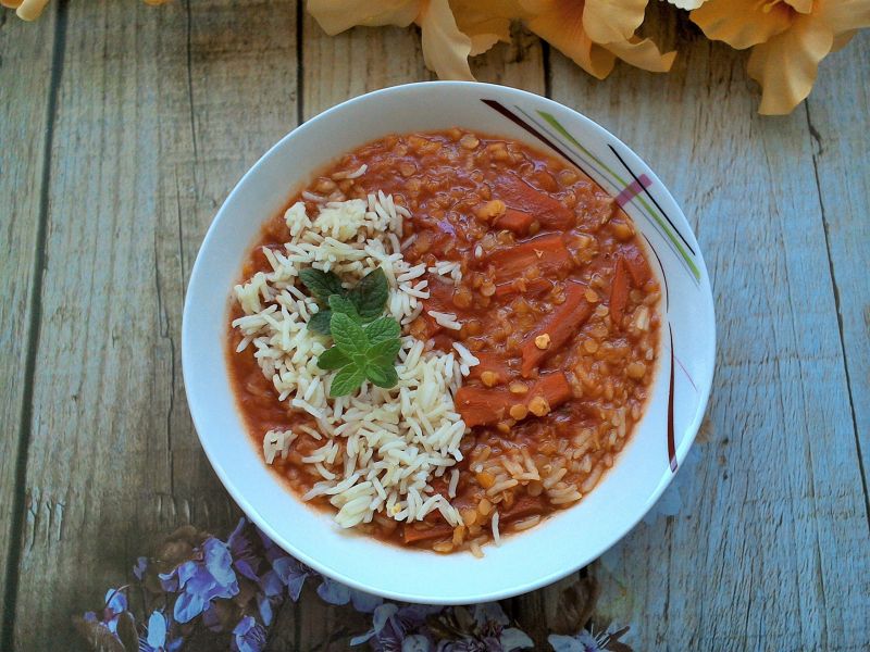 Zupa pomidorowa z ryżem i soczewicą