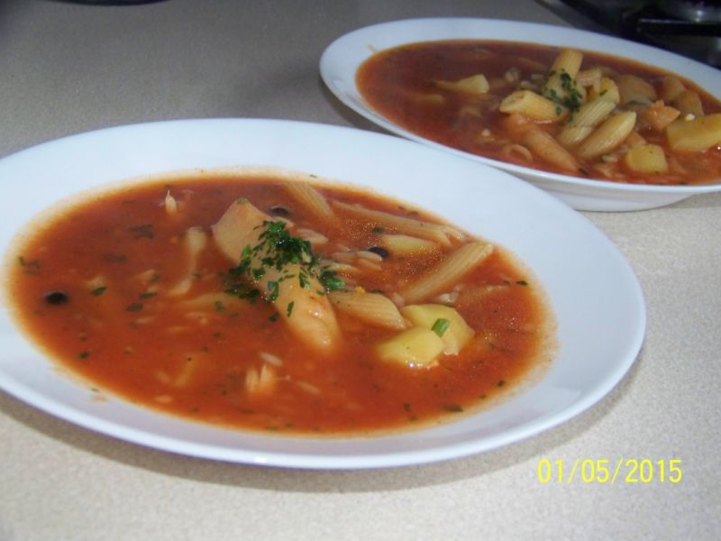 Zupa pomidorowa z ryżem, makaronem i ziemniakami