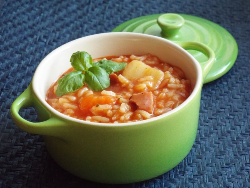 Zupa pomidorowa z ryżem na wędzonym boczku Zupa pomidorowa z ryżem na wędzonym boczku