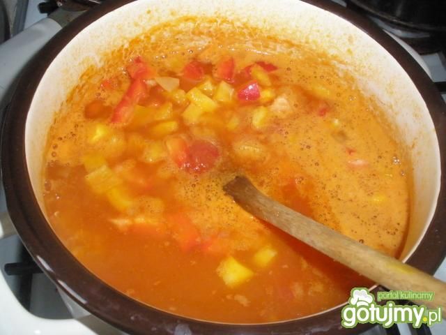 Zupa pomidorowa z soczewicą i papryką
