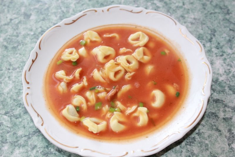 Zupa pomidorowa z tortellini  Zupa pomidorowa z tortellini