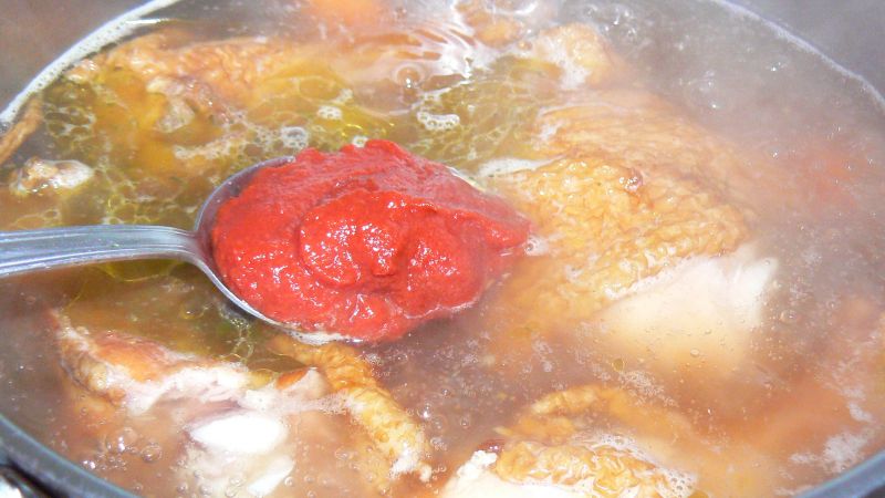 Zupa pomidorowa z wędzonym kurczakiem
