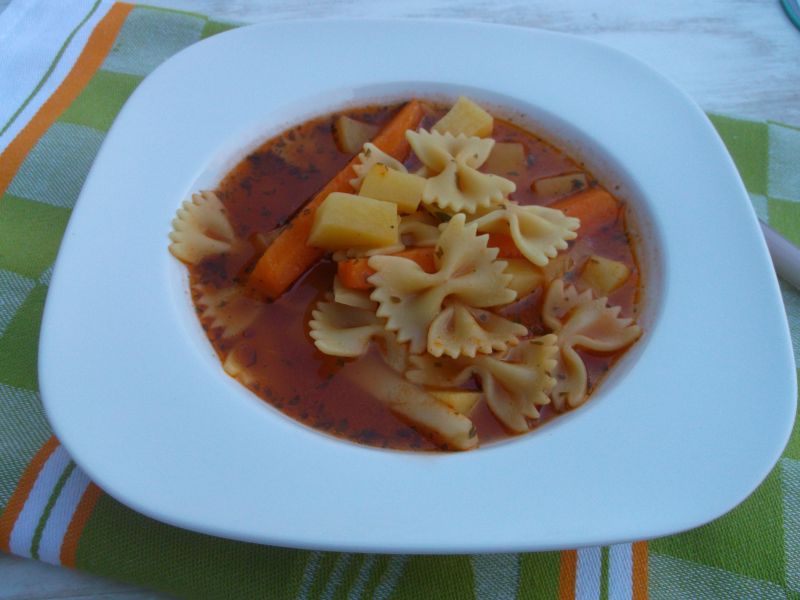 Zupa pomidorowa z ziemniakami i makaronem Zupa pomidorowa z ziemniakami i makaronem
