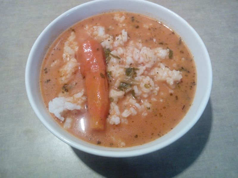 Zupa pomidorowa z ziołami i ryżem