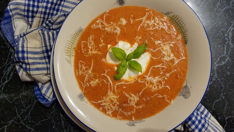 Zupa pomidorowa z żółtym serem Zupa pomidorowa z żółtym serem