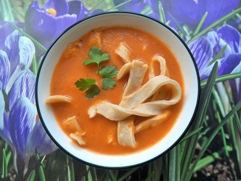 Zupa pomidorowa ze świeżych pomidorów z  makaronem