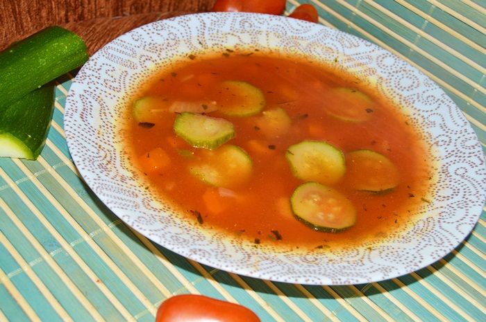 Zupa pomidorowo cukiniowa z makaronem Zupa pomidorowo cukiniowa z makaronem