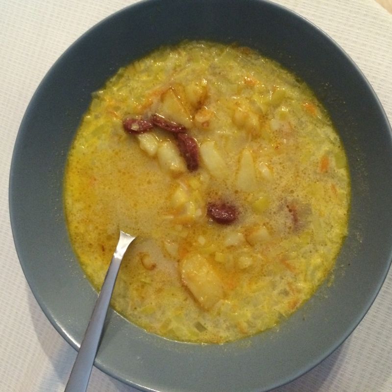 Zupa porowa z pikantnymi ziemniakami i chorizo 