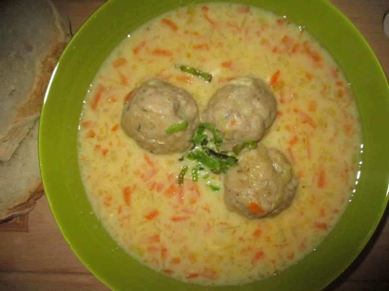 Zupa porowa z serkami i klopsikami