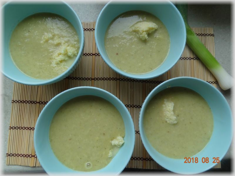 Zupa porowo-cebulowa z kaszą jaglaną