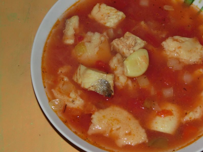 Zupa rybna z harissą i kluseczkami kładzionymi Zupa rybna z harissą i kluseczkami kładzionymi