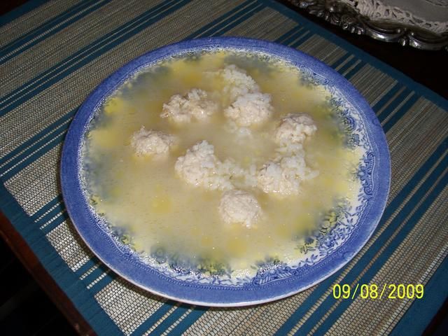 Zupa rybna z kulkami rybnymi.